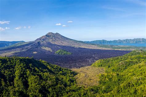  グヌン・バトゥール！魅惑的な湖と壮大な火山景観が織りなす絶景